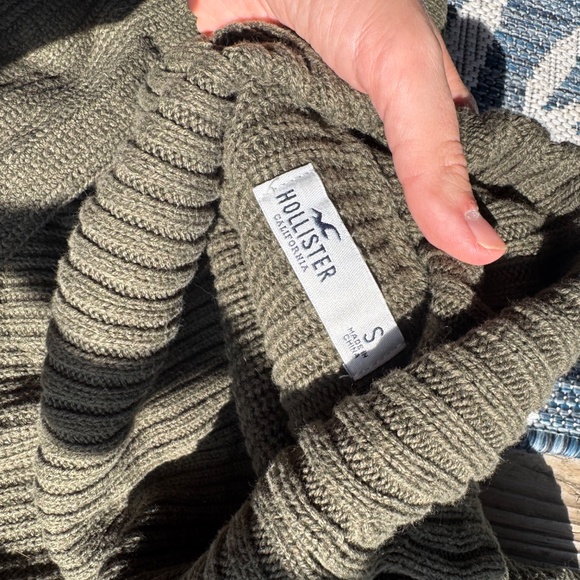 Hollister Olive Green Ribbed Turtleneck Sweater – Size S - Picture 2 of 3